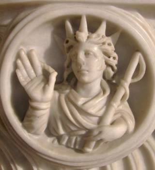 Auringonjumala Sol Invictus 200-luvulta jaa. peräisin olevassa sarkofagissa. Museo Nazionale, Rooma (kuva: Jussi Rantala)