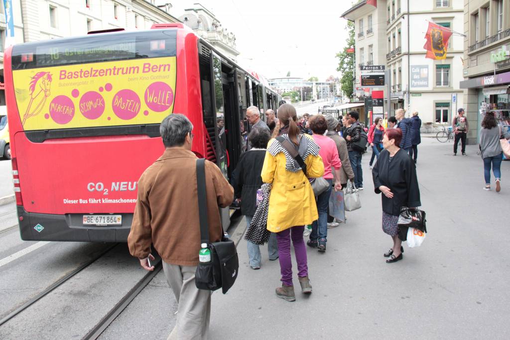 Ihmisiä menossa bussiin