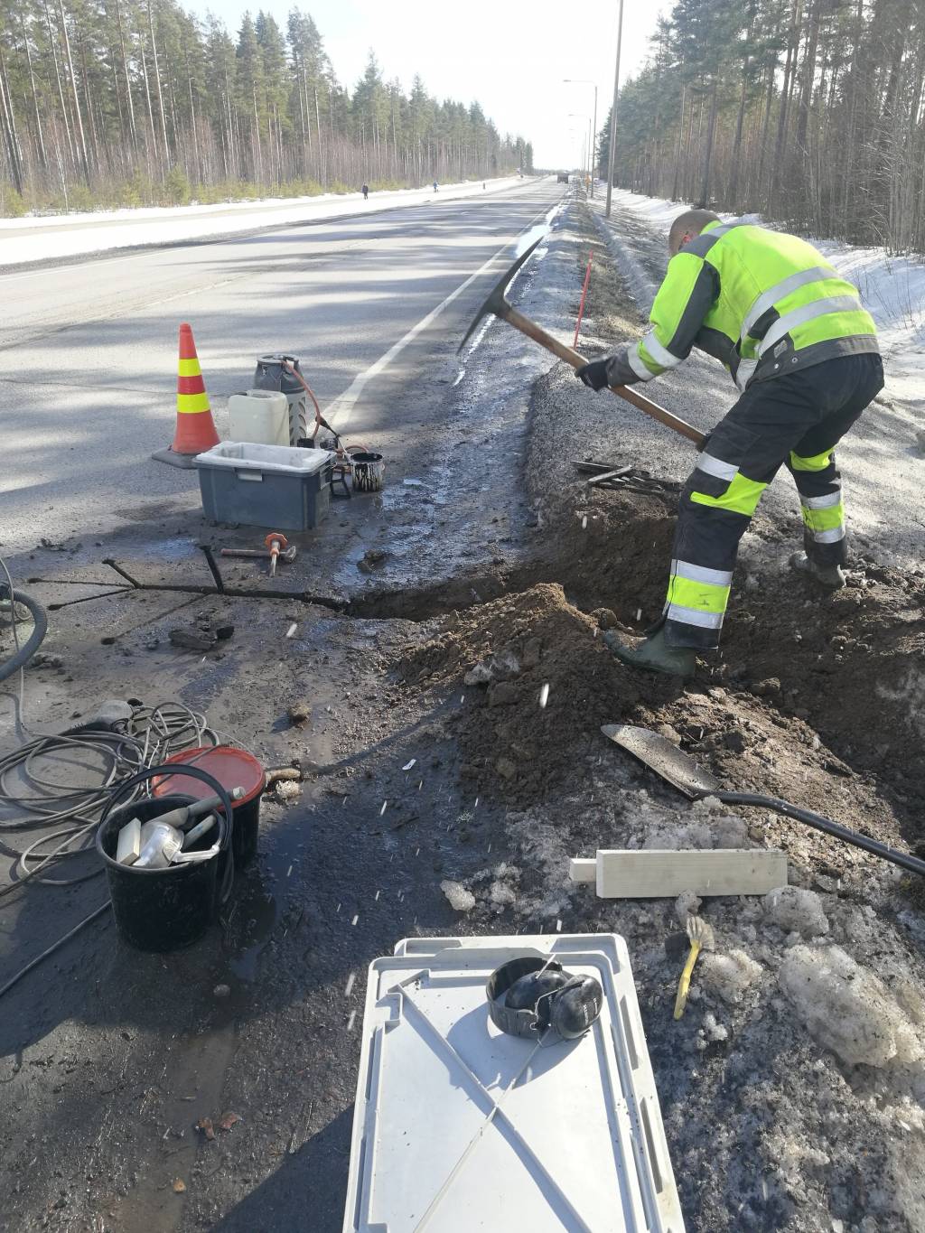 Automaattisen nastarenkaiden tunnistusjärjestelmän asennustyö meneillään kantatiellä 66 Alavudella
