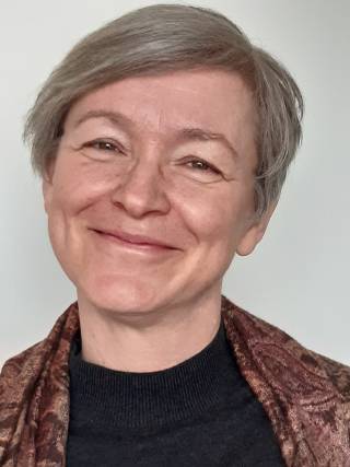 A smiling woman.