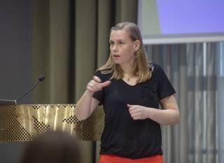 Annika Aalto tecknar.