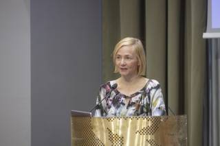 Camilla Lindholm talar.