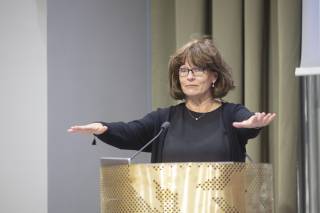 Pia Andersson talar.