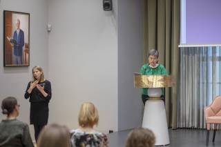 Charlotta af Hällström-Reijonen talar.