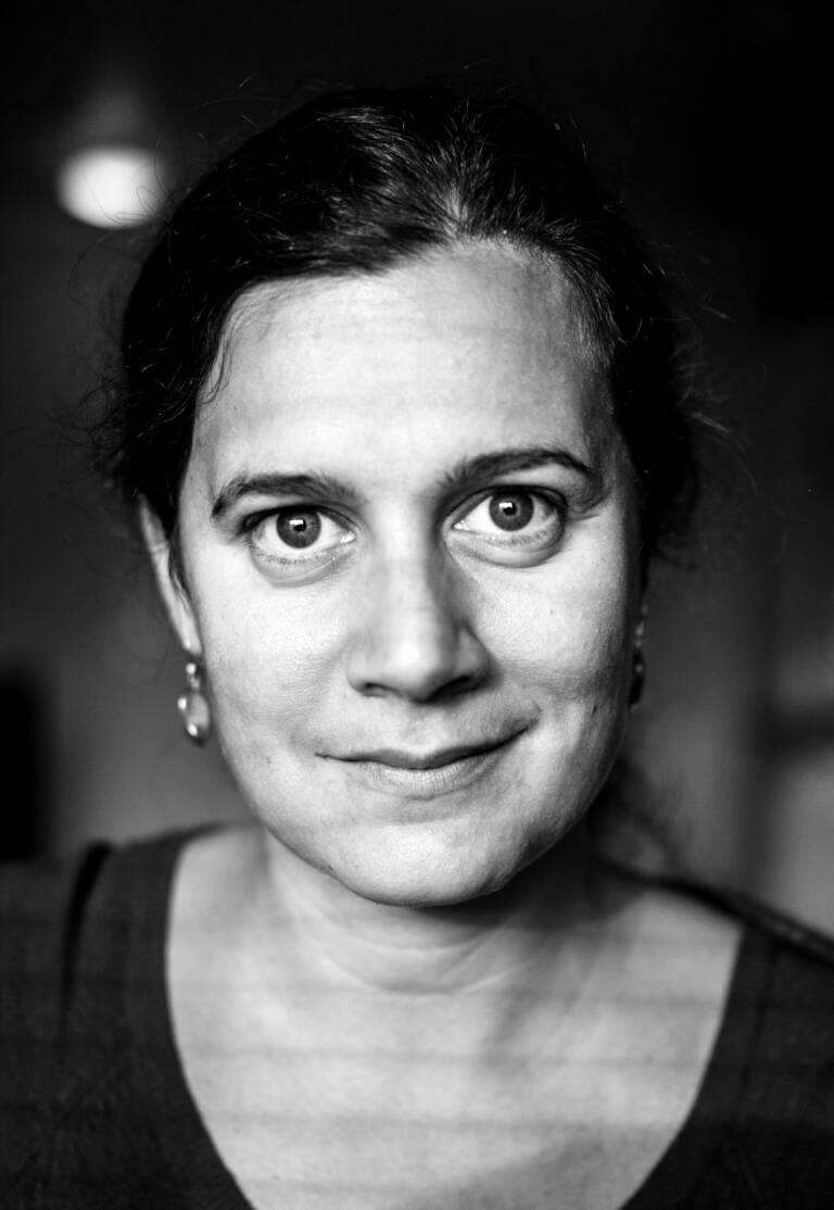 Ilaria Tucci, mustavalkoinen kasvokuva.
