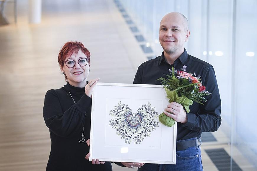 Terveystoimittajat ry:n puheenjohtaja Anna-Liisa Karhula luovutti palkinnon professori Mika Rämetille. Kuva: Kimmo Brandt