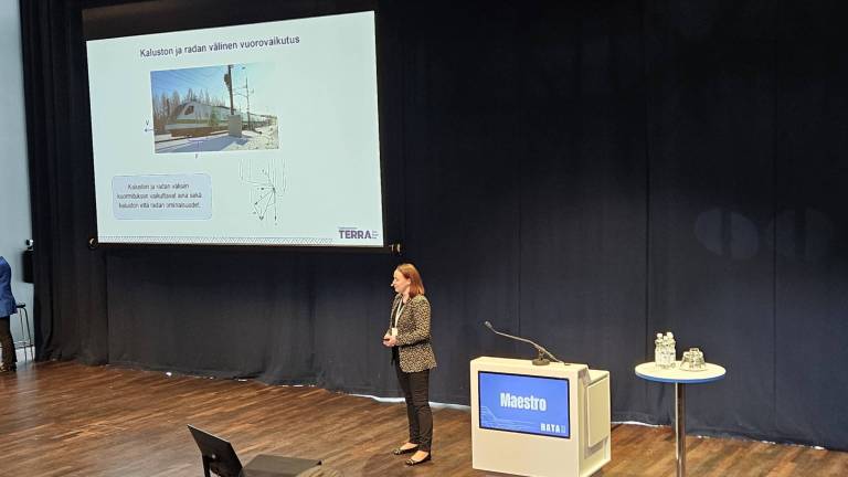Tiia Loponen pitämässä esitystä RATA2025 tapahtumassa