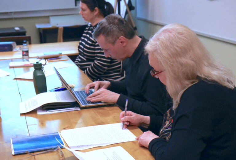 Helsingin työväenopiston kurssi Kielikäsityksiä yhdessä tutkimassa, kevät 2024