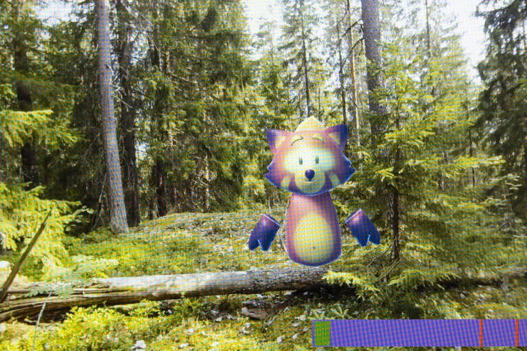 Kuva sovelluksessa olevasta kettuhahmosta, jonka taustalla metsämaisema.