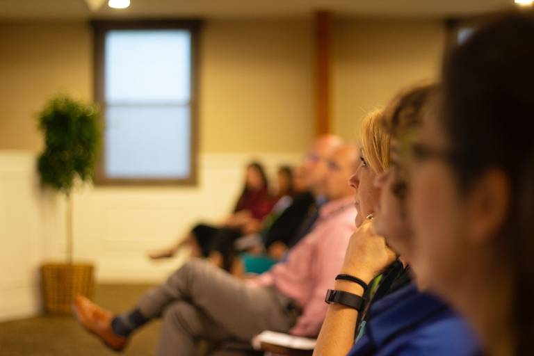 Konferenssin yleisöä