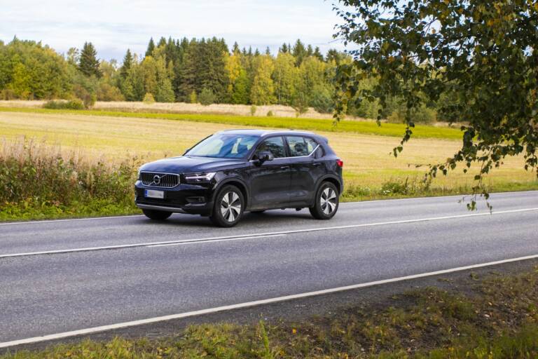Auto maantiellä