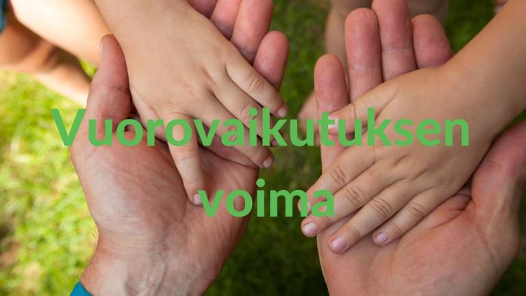 Isot kädet pitelevät pienistä käsistä kiinni
