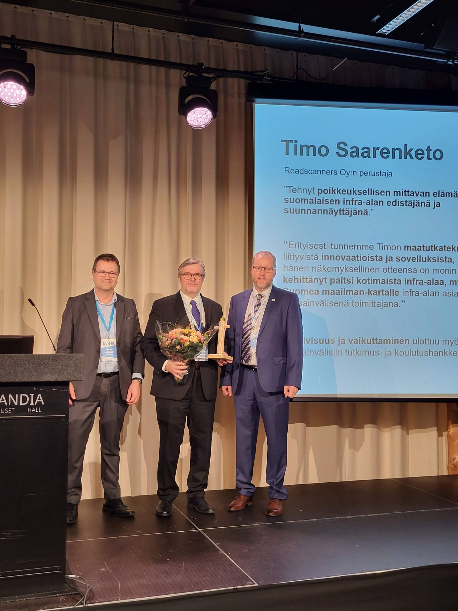 MANKin palkinnonjakajat MANKin hallituksen puheenjohtaja Magnus Nygård Väylävirastosta (oikealla) ja hallituksen jäsen Mikko Leppänen Rambollista (vasemmalla) sekä palkittu Timo Saarenketo (keskellä)