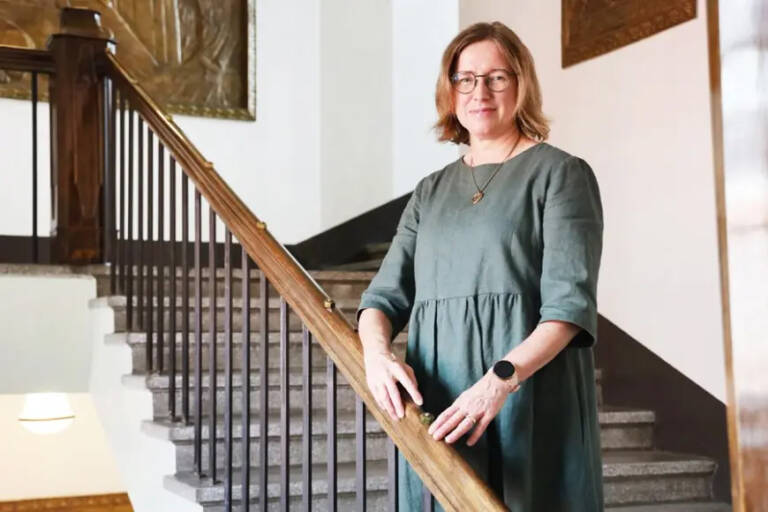 Marita Kari seisoo portaikossa