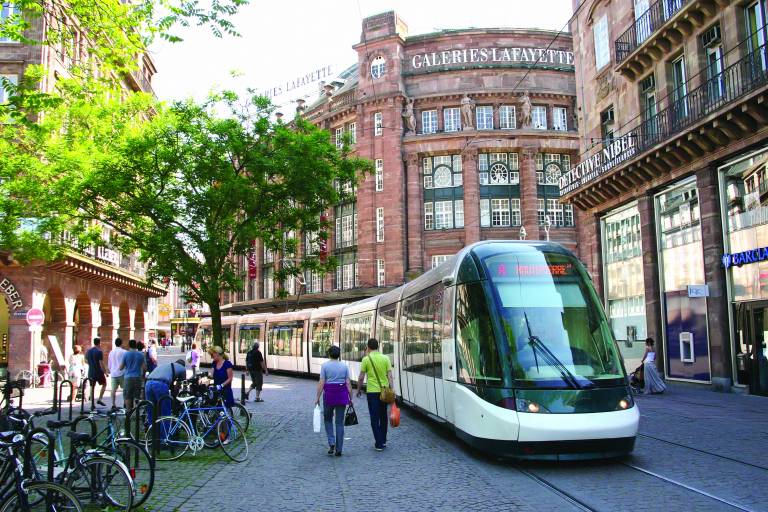 Raitiovaunu kaupunkiliikenteessä. Kuvituskuva.
