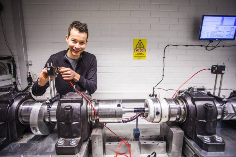 Large-scale rotating beam fatigue machine