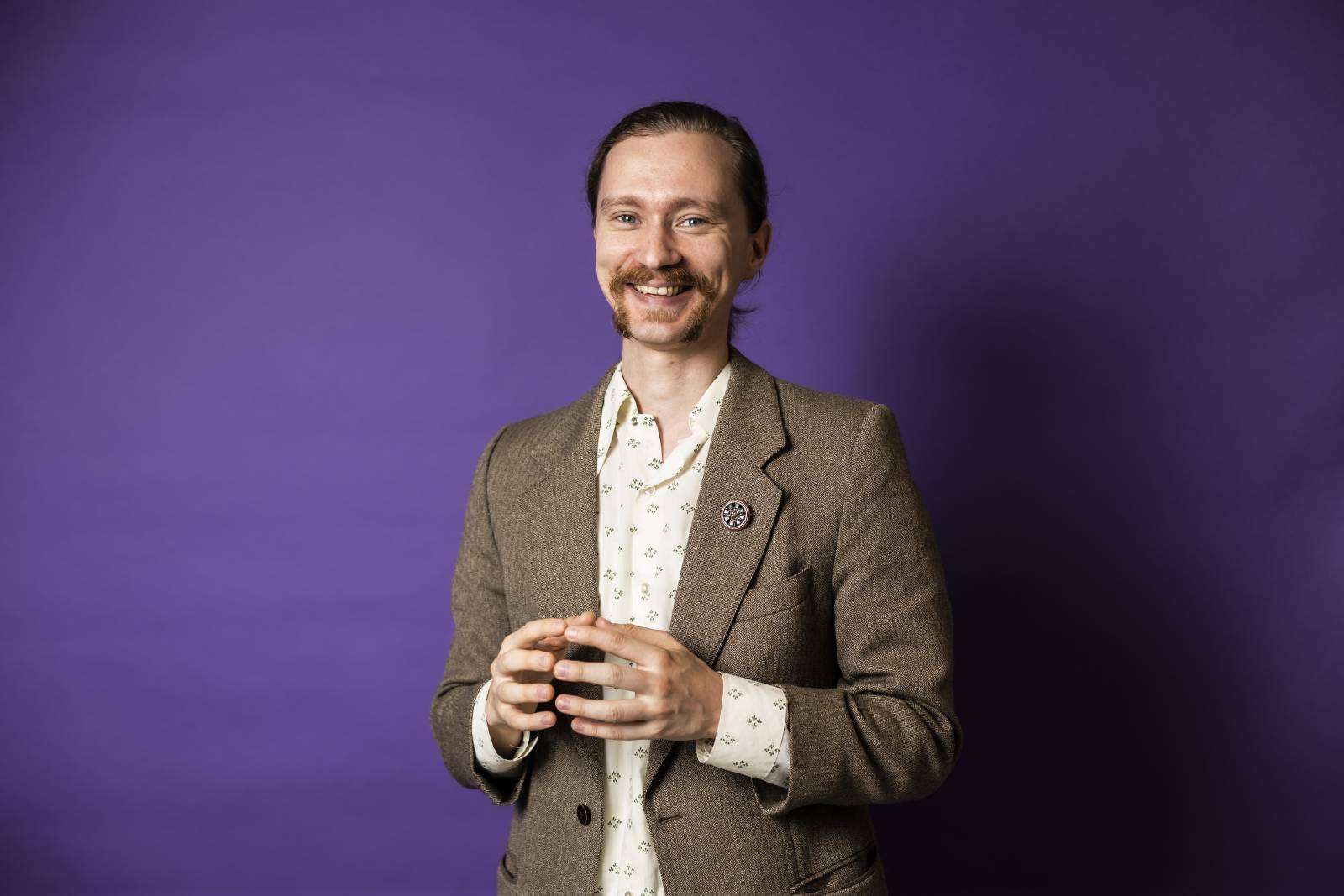 Puolilähikuva podcastin toimittajasta Jaakko Suorsasta.