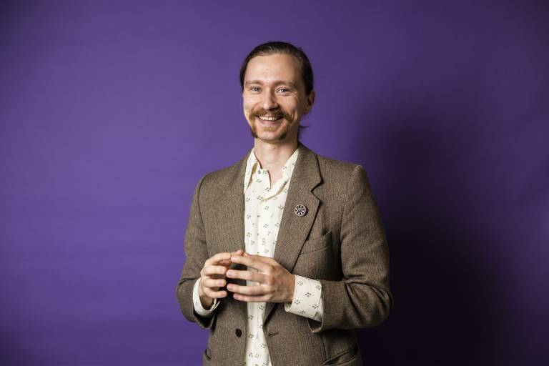 Puolilähikuva podcastin toimittajasta Jaakko Suorsasta.
