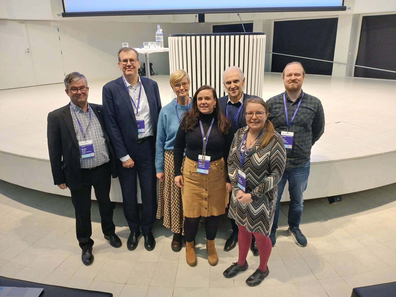Symposiumin esiintyjät ryhmäkuvassa