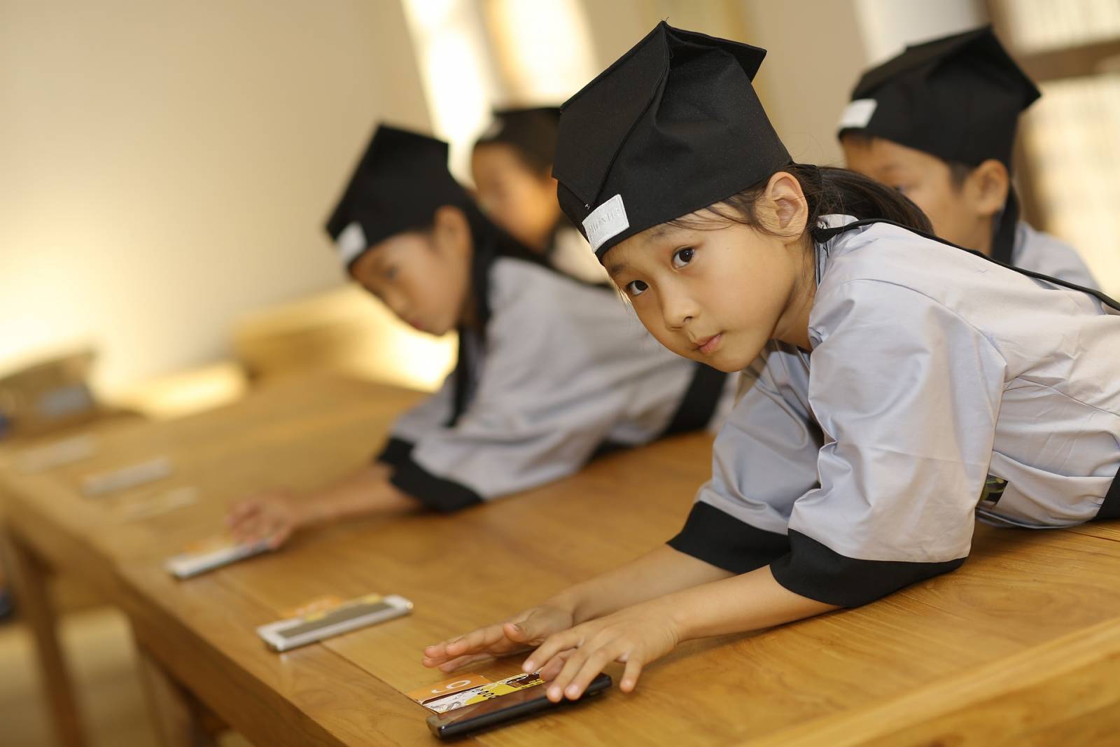 picture of kids studying chinese medicine