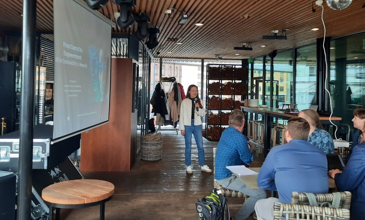 Associate Professor (tenure track) Nannan Xi giving a presentation on how researchers can be empowered and benefit from the use of artificial intelligence.
