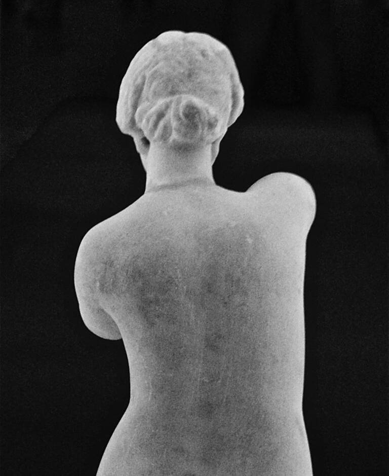 Naispatsaan torso kuvattuna takaapäin. Kuva on mustavalkoinen.