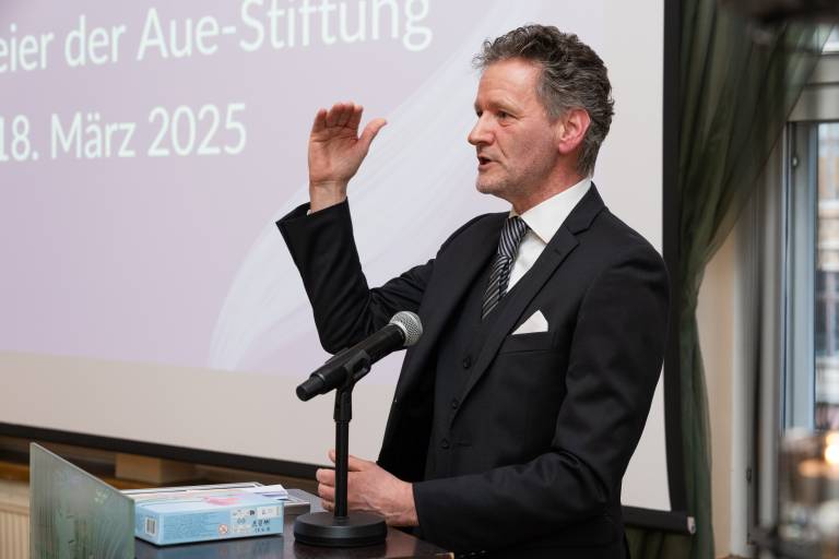 Dieter Hermann Schmitz puhumassa Aue-säätiön 40-vuotisjuhlassa.