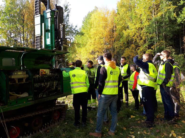 Kairauskoneeseen tutustumista kenttäharjoituksissa
