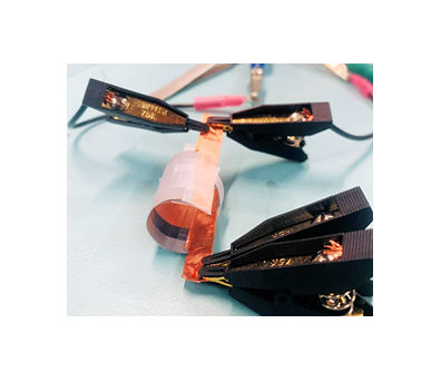 Capacitor under bending test where capasitor is rolled up as coil