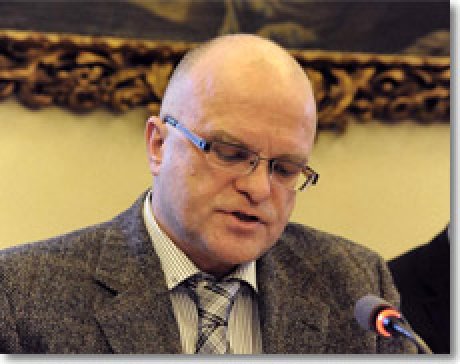 Emeritusprofessori Christian Krötzl pitämässä luentoa.