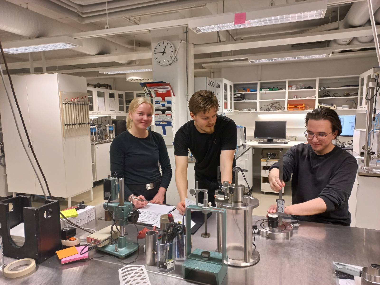 Kuva kesätyöntekijöistä laboratoriossa