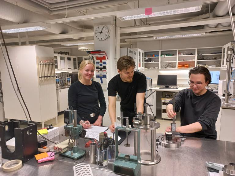 Kuva kesätyöntekijöistä laboratoriossa