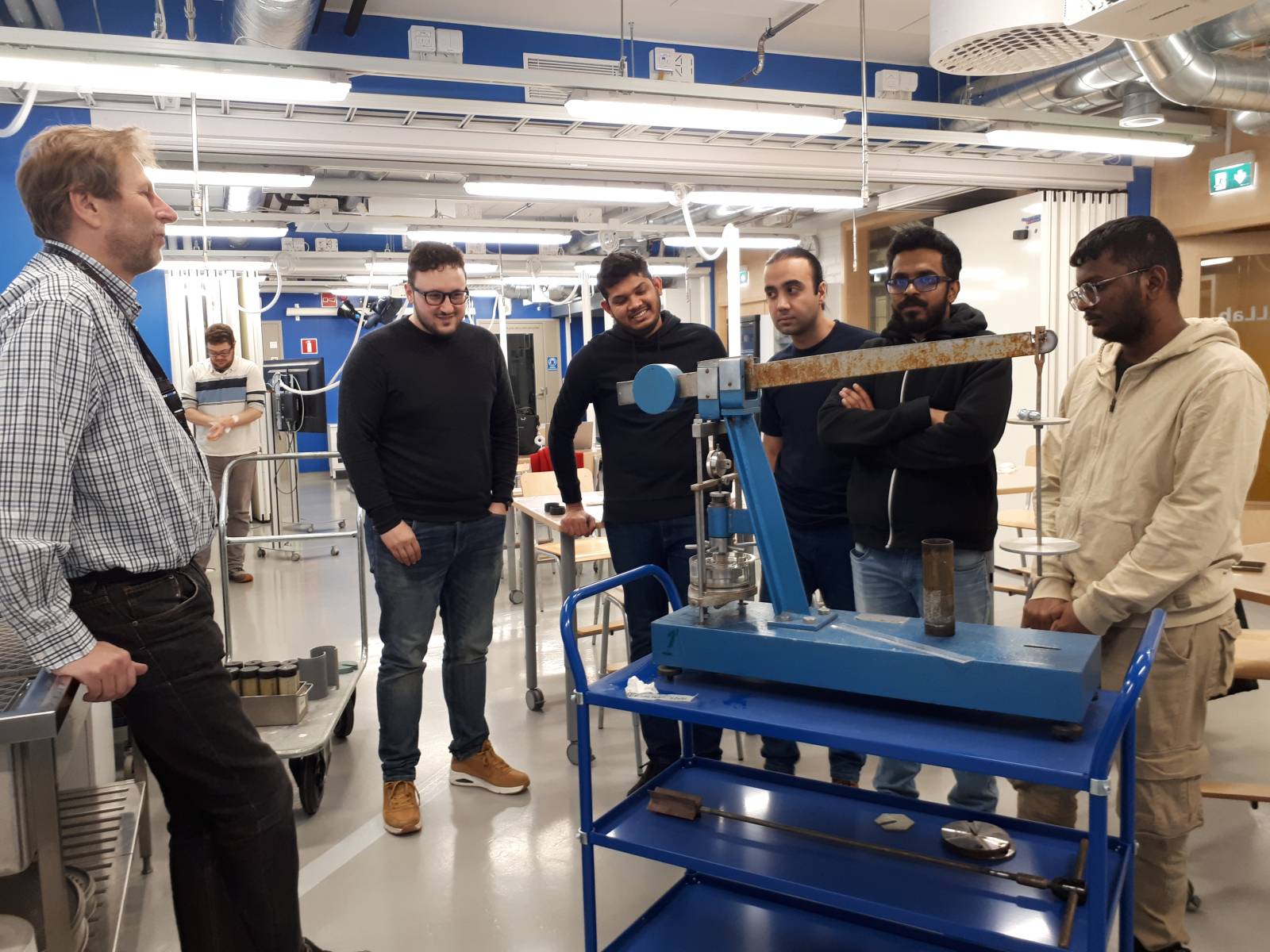 Portattaista ödometrikoetta opettelemassa