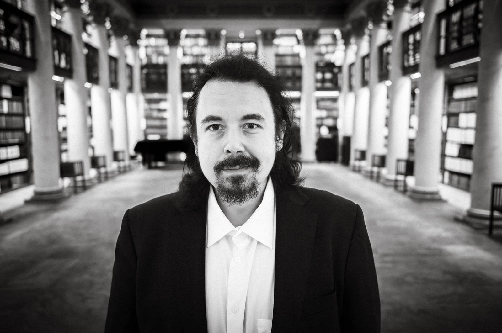 Niko Suominen Kansalliskirjaston Kupolisalissa 27. lokakuuta 2025.