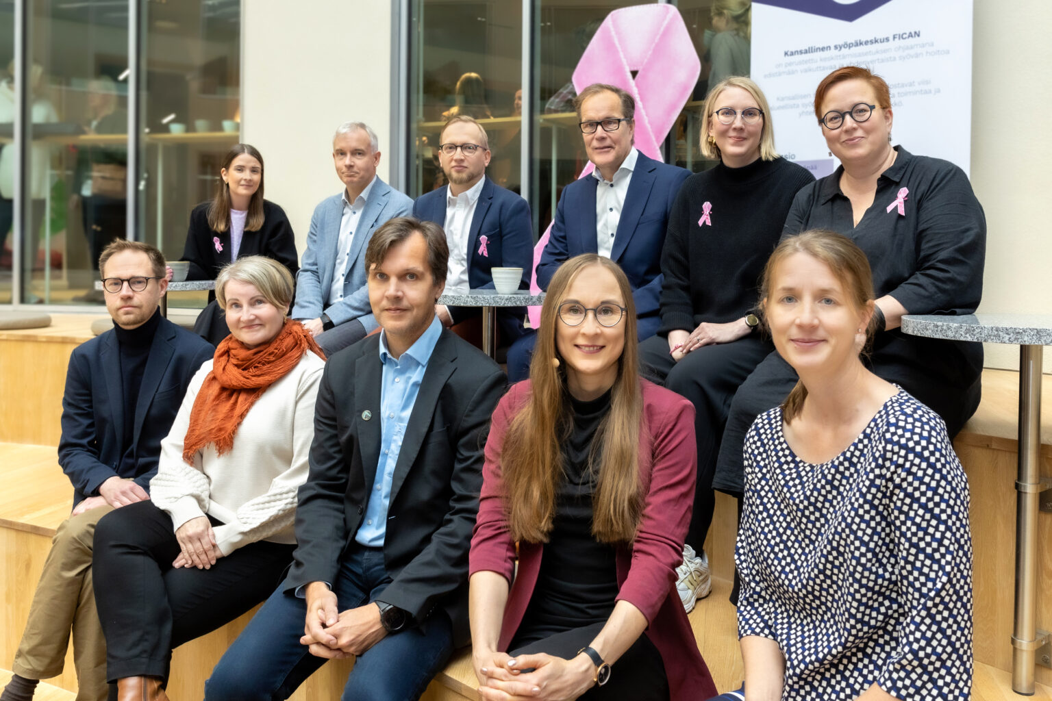 Syöpäfoorumi tapahtumassa syöpästrategiatyön puheenjohtajistoa ja sihteeristöä