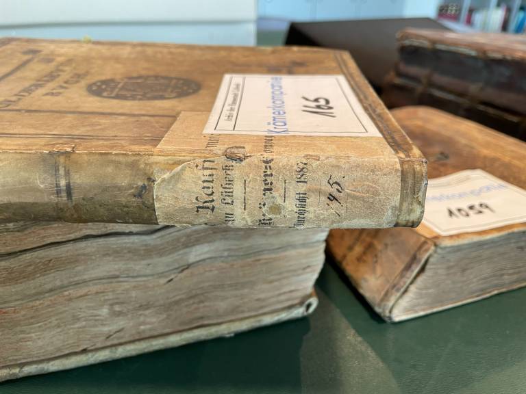 Kuvassa 1600-luvun arkistomateriaalia, 3 isoa kirjaa.