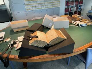 Arkistossa kuvattavana 1600-luvun paksu käsikinkirjoitettu pöytä.