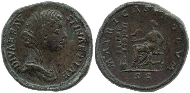 Roomalainen raha, kupariseosta. Keisarinna Faustinalle, kääntöpuolella istuva naishahmo ja sotilasviirit.