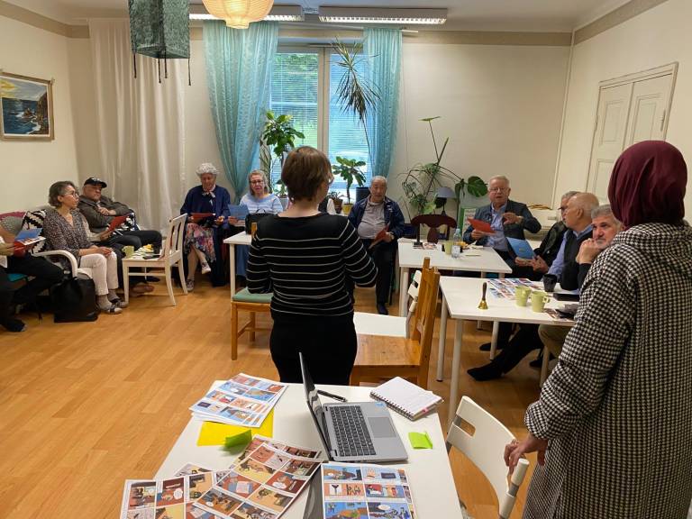 Mira Kainulainen Sarjiksesta ohjaa arabiankielisten työpajaa Jade-toimintakeskuksessa