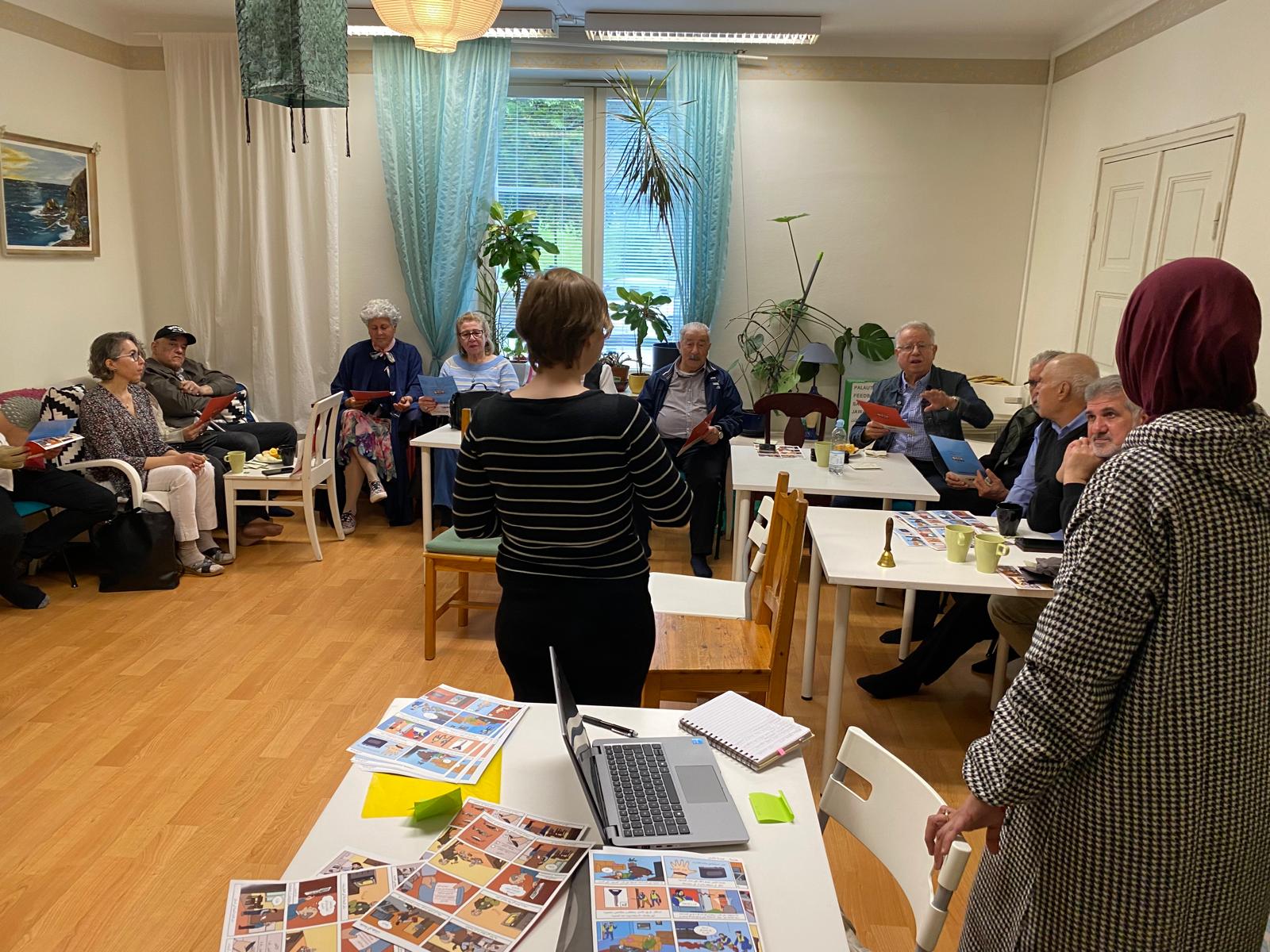 Mira Kainulainen Sarjiksesta ohjaa arabiankielisten työpajaa Jade-toimintakeskuksessa