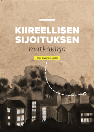Kiireellisen sijoituksen matkakirjan kansi. Kansikuvassa on maalauksellisia, tummanharmaita taloja vaaleanruskeaa taustaa vasten.