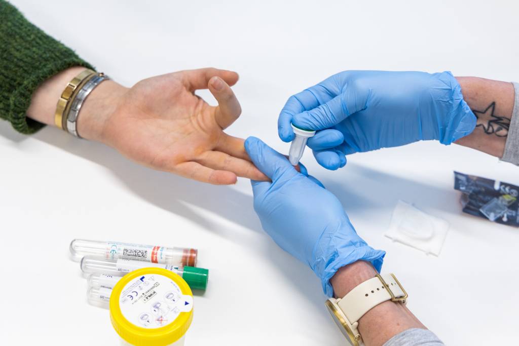 Verinäytteen otto sormen päästä.