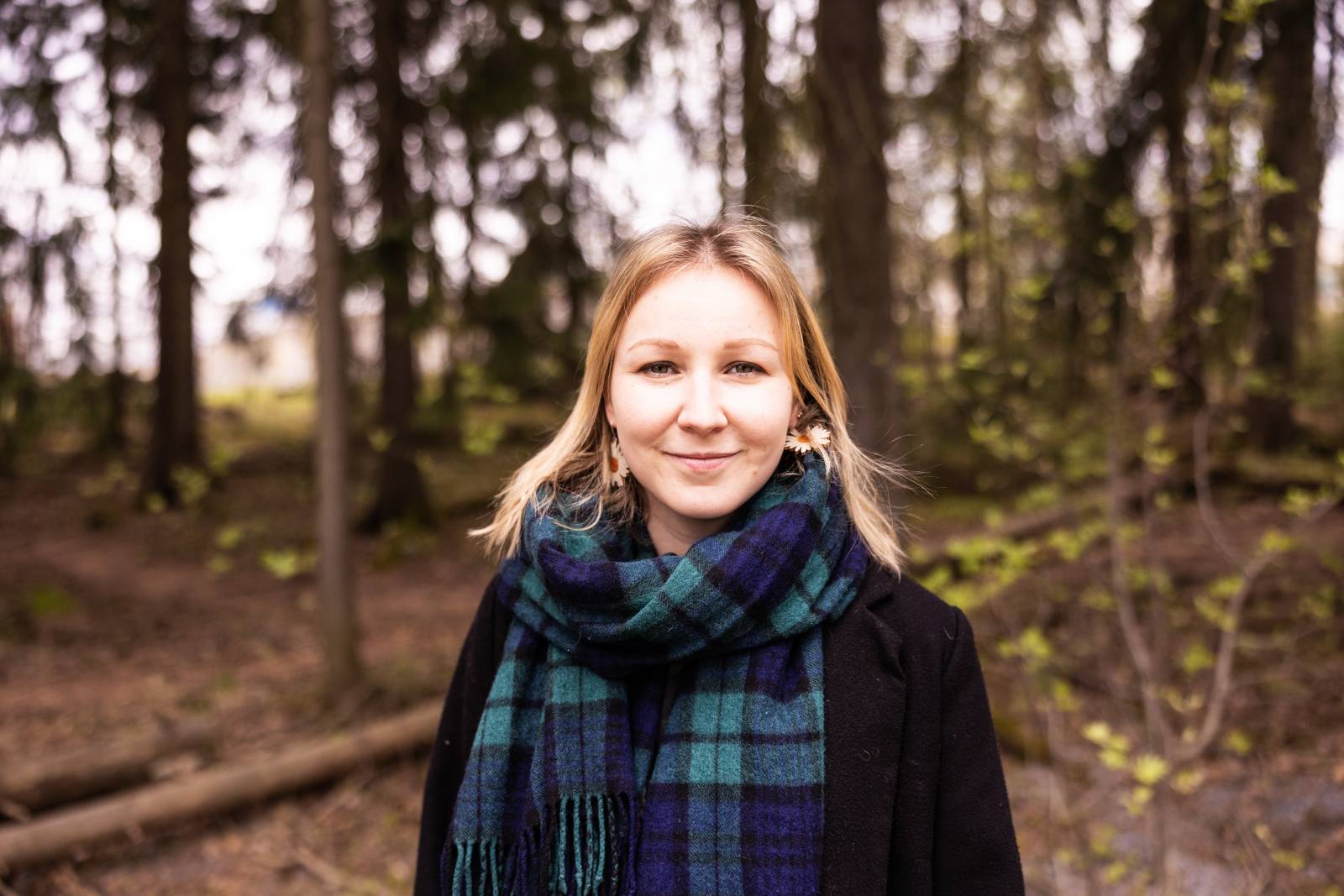 Linnea Aitokari metsässä.