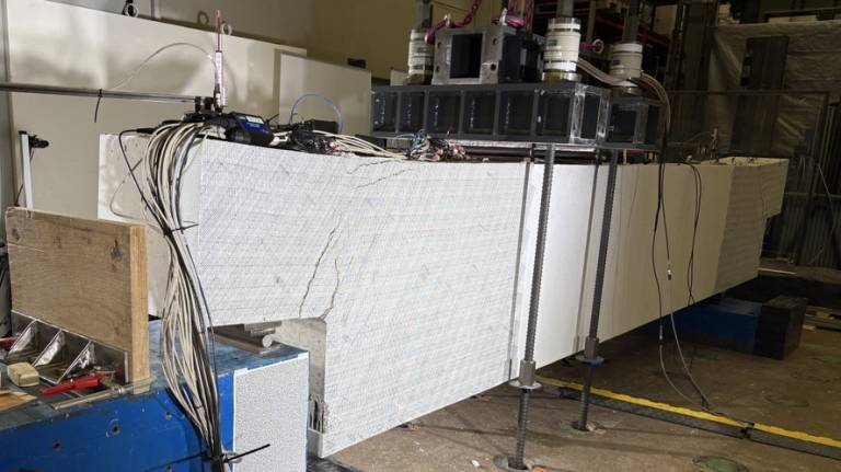 Koekuormitettu teräsbetonipalkin lovipää