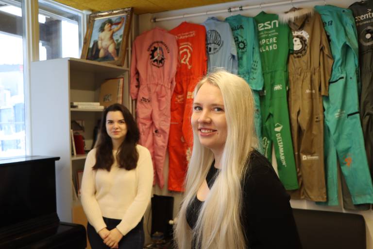 Anna-Sofia Aaltonen (oik.) Rakennustalon ala-aulassa toisen diplomityöntekijän, Mariia Mitrofanovan kanssa.