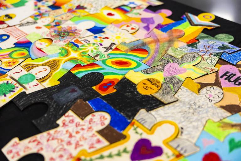 Yhteen piirretyt ihmishahmot. Kuva: Jonne Renvall, Tampereen yliopisto