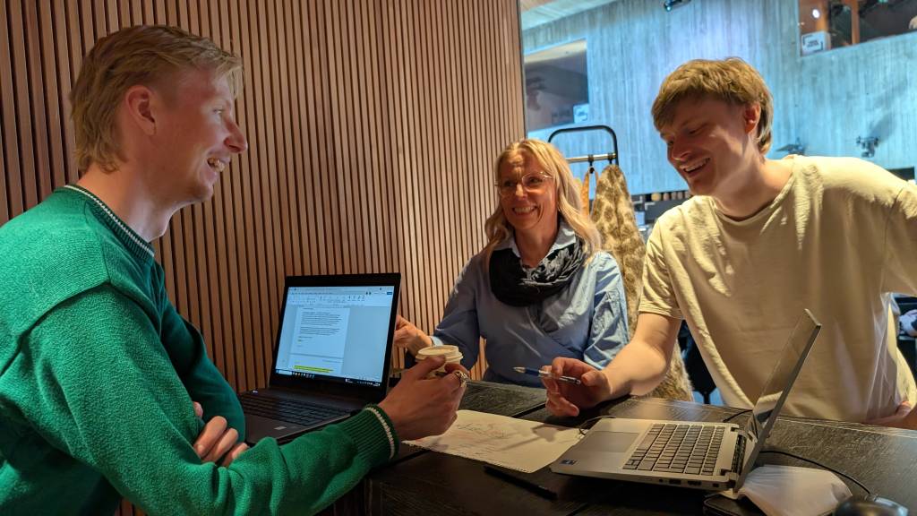 People discussin around a table.