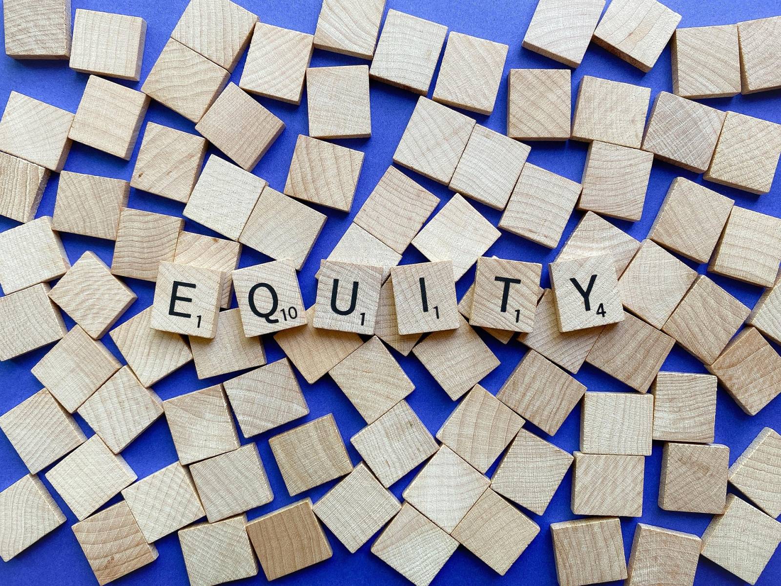 Palikoita, joista muodostuu sana "Equity".