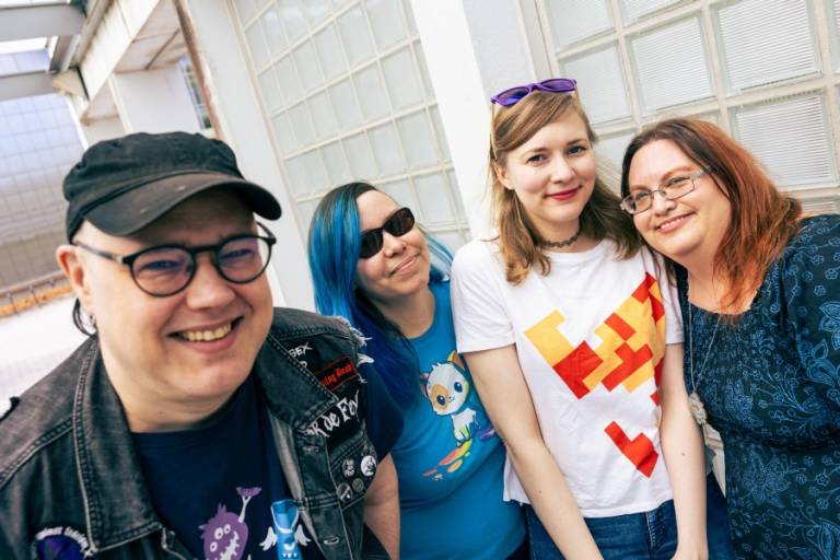 Puolikuvassa neljä tutkijaa. Vasemmalla ja lähimpänä kameraa Ville Kankainen, hänen vieressään oikealla Kati Alha, sitten Elina Koskinen ja oikeassa laidassa Elisa Wiik.