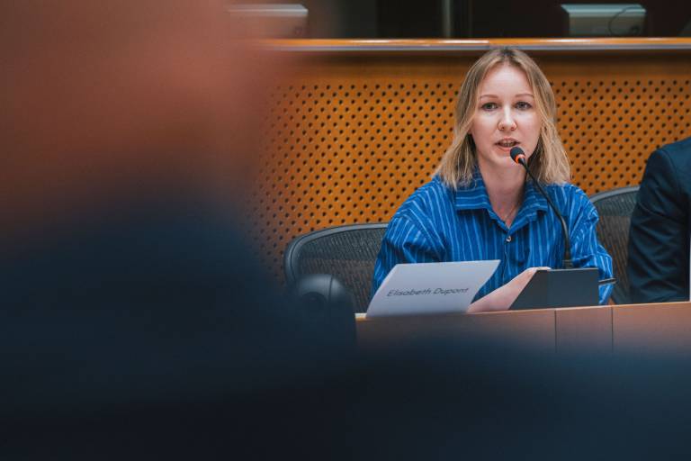 Kuva Linnea Aitokarista puhumassa tilaisuudessa